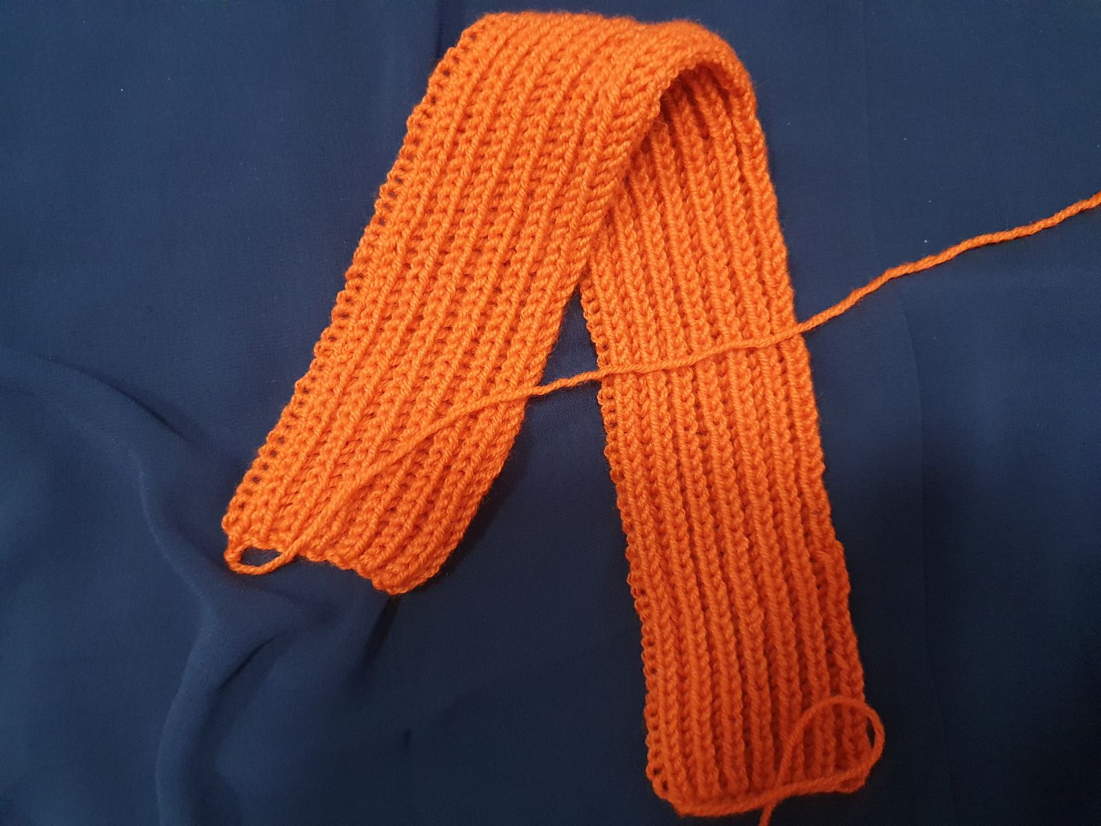 Blog-Inhaltsbild für 'Kostenlose Anleitung: Babystirnband mit Knoten – Süß, schnell & perfekt für Wollreste'