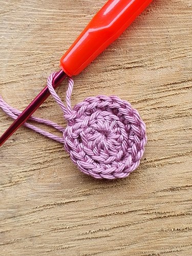 Blog-Inhaltsbild für 'Kostenlose Häkelanleitung "Blümchen Anhänger"'