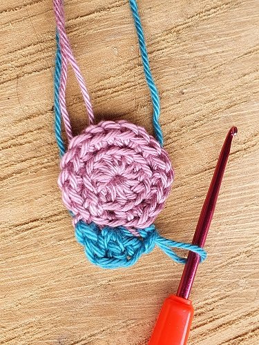 Blog-Inhaltsbild für 'Kostenlose Häkelanleitung "Blümchen Anhänger"'