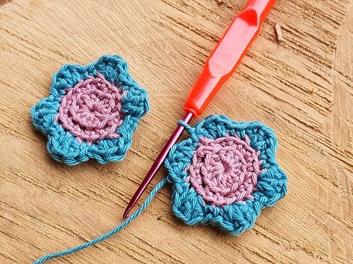 Blog-Inhaltsbild für 'Kostenlose Häkelanleitung "Blümchen Anhänger"'