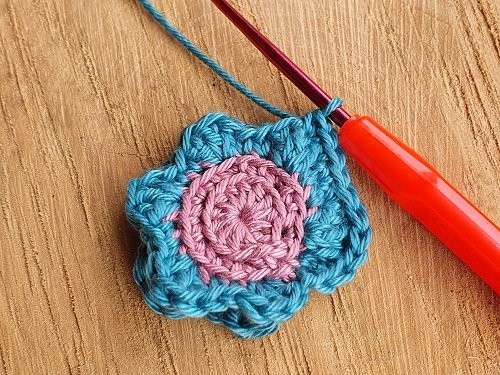 Blog-Inhaltsbild für 'Kostenlose Häkelanleitung "Blümchen Anhänger"'