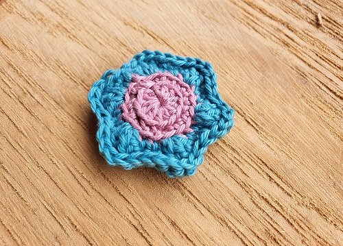 Blog-Inhaltsbild für 'Kostenlose Häkelanleitung "Blümchen Anhänger"'