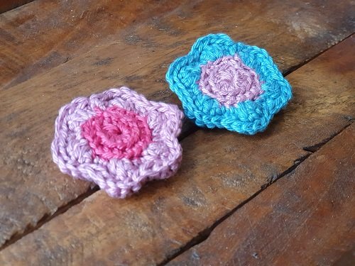 Blog-Inhaltsbild für 'Kostenlose Häkelanleitung "Blümchen Anhänger"'