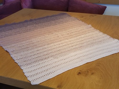 Blog-Inhaltsbild für 'Kostenlose Häkelanleitung "Tischdecke Blütentraum"'