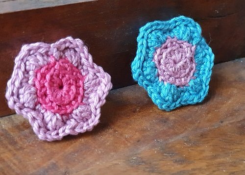 Blog-Inhaltsbild für 'Kostenlose Häkelanleitung "Blümchen Anhänger"'