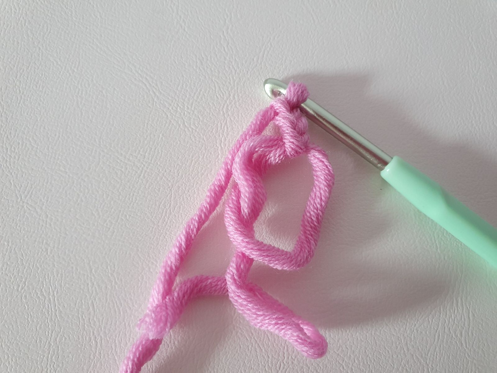 Blog-Inhaltsbild für 'Kostenlose Anleitung: Häkelblümchen aus Wollresten – kleine Schönheiten für viele Gelegenheiten'