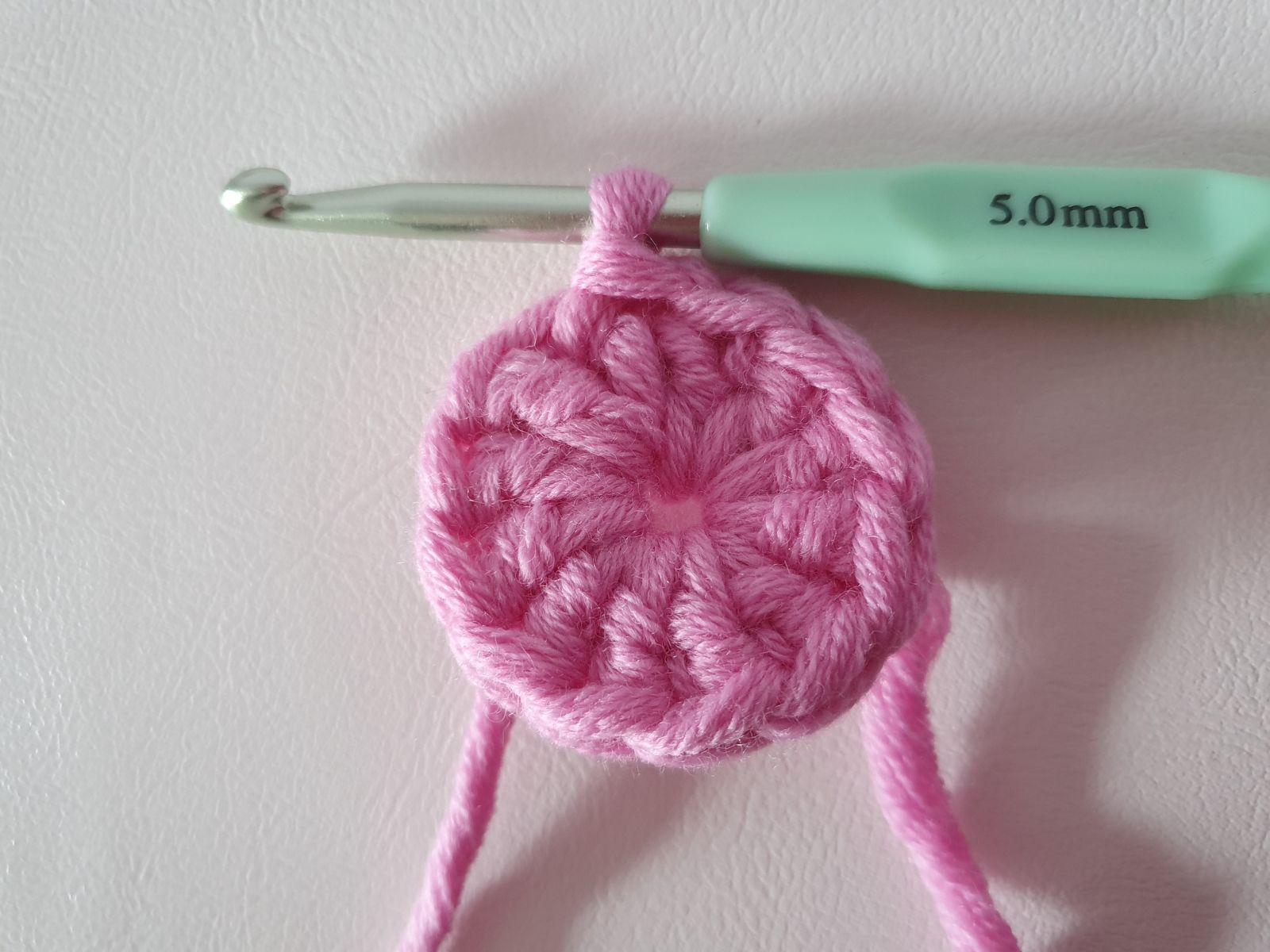 Blog-Inhaltsbild für 'Kostenlose Anleitung: Häkelblümchen aus Wollresten – kleine Schönheiten für viele Gelegenheiten'