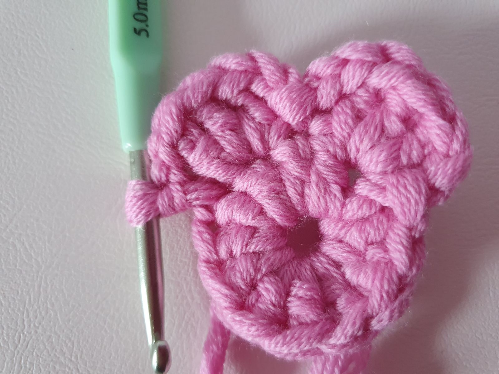 Blog-Inhaltsbild für 'Kostenlose Anleitung: Häkelblümchen aus Wollresten – kleine Schönheiten für viele Gelegenheiten'