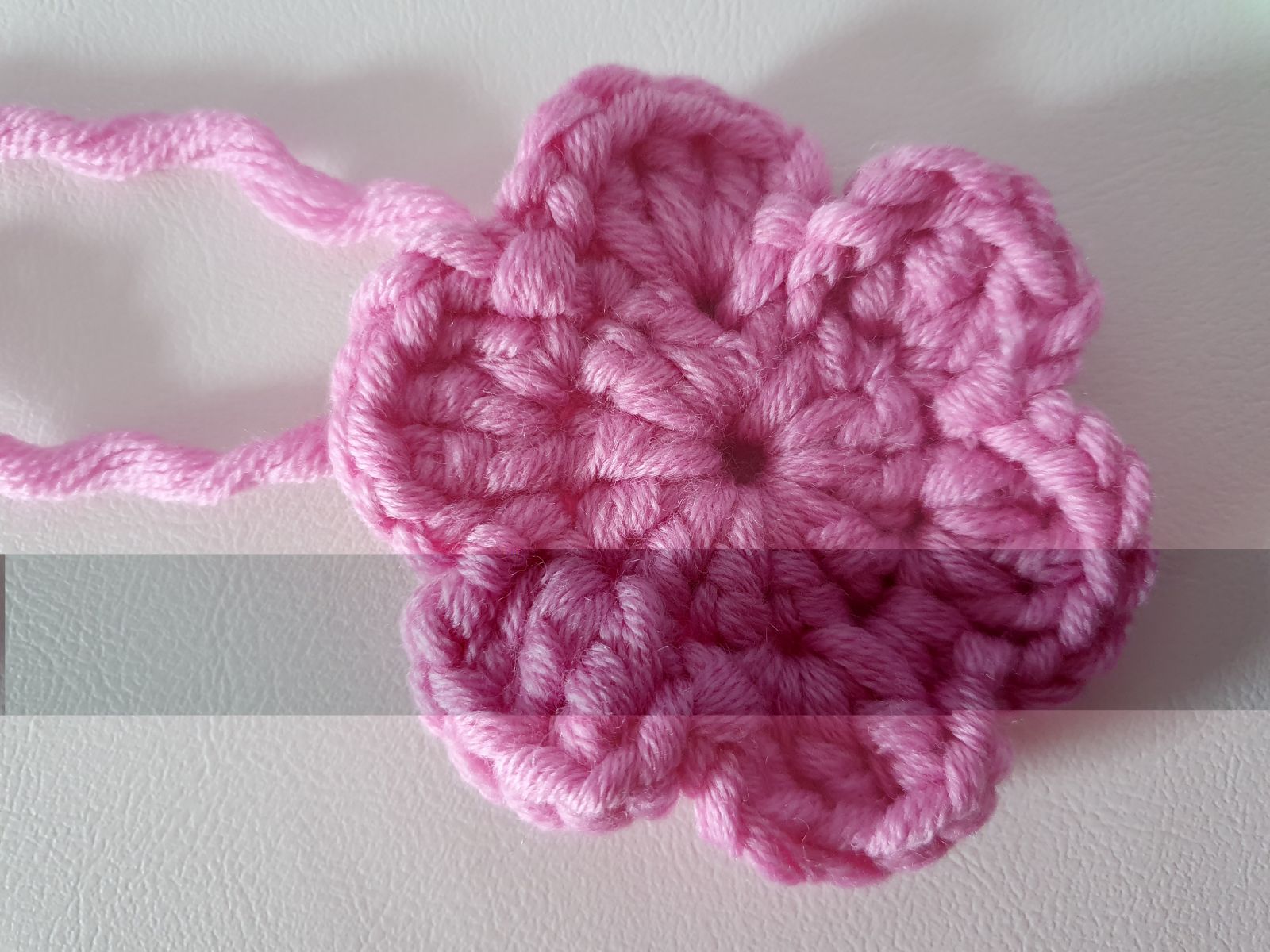 Blog-Inhaltsbild für 'Kostenlose Anleitung: Häkelblümchen aus Wollresten – kleine Schönheiten für viele Gelegenheiten'