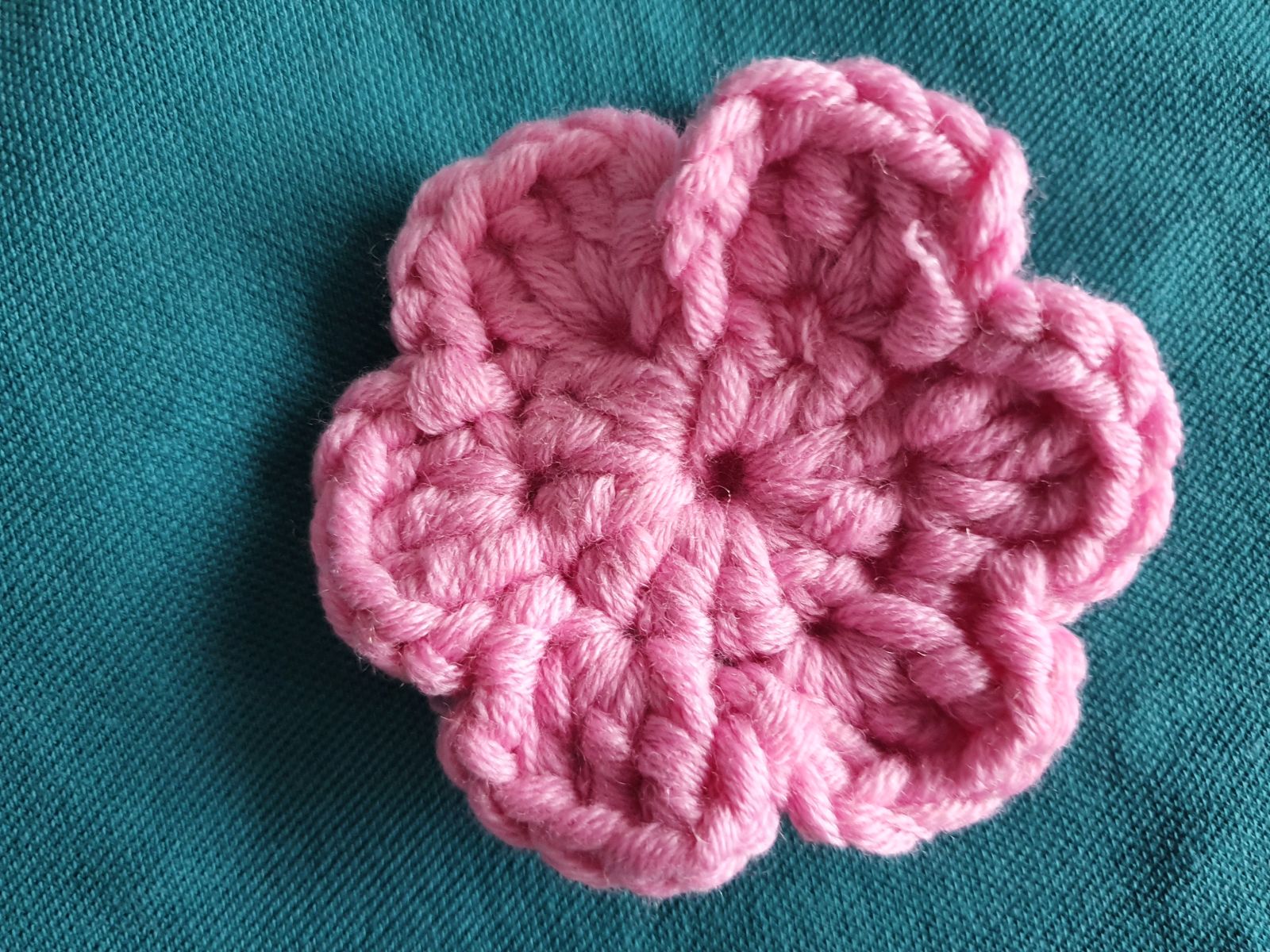 Blog-Inhaltsbild für 'Kostenlose Anleitung: Häkelblümchen aus Wollresten – kleine Schönheiten für viele Gelegenheiten'