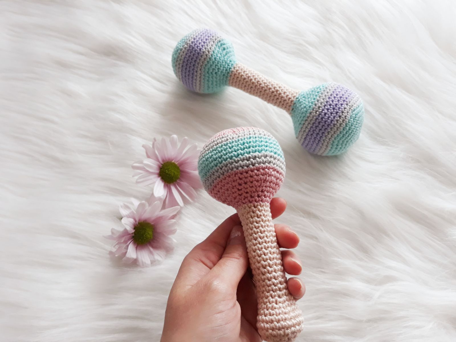 Blog-Inhaltsbild für 'Babyrassel, kostenlose Häkelanleitung'