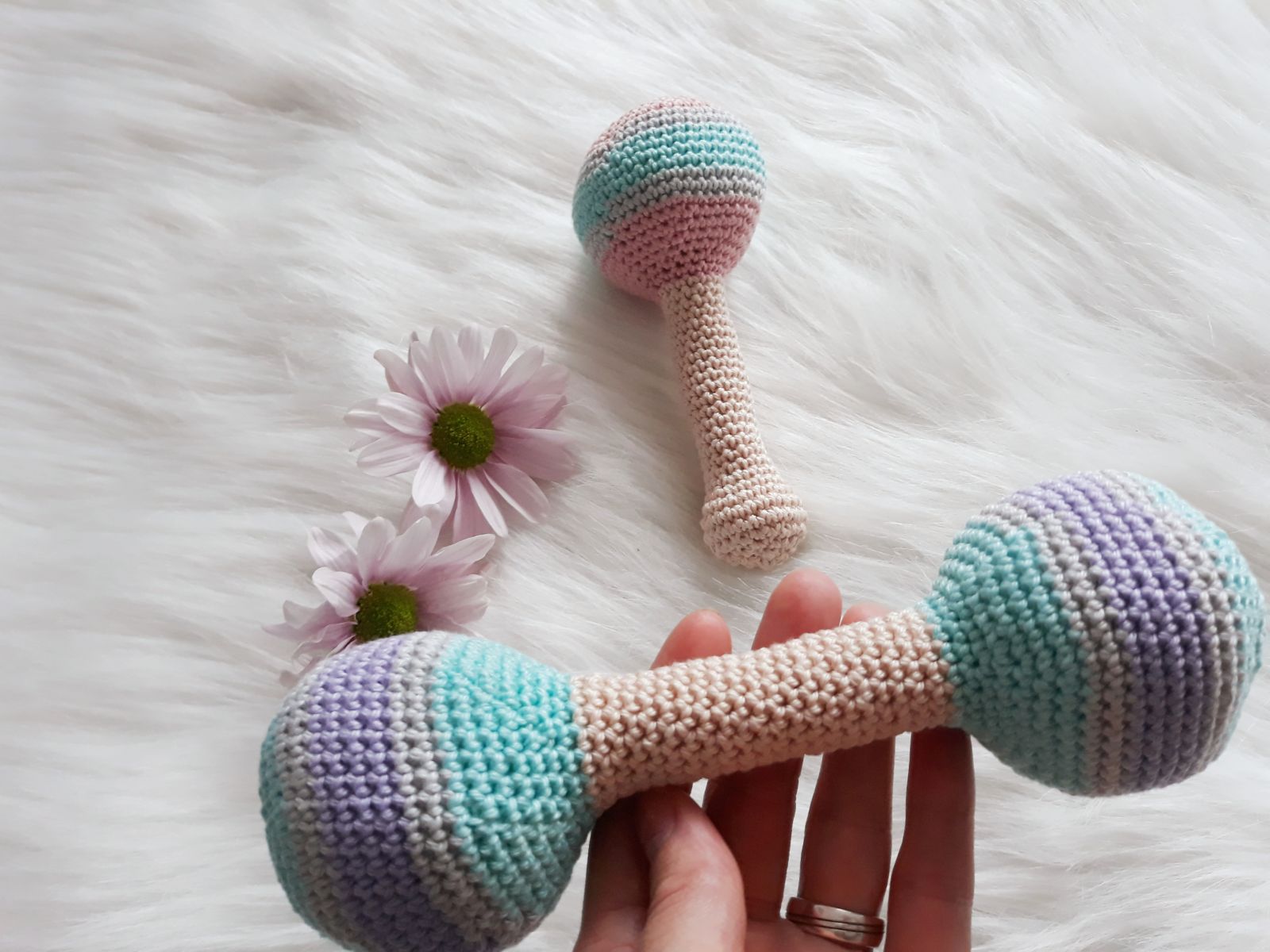 Blog-Inhaltsbild für 'Babyrassel, kostenlose Häkelanleitung'