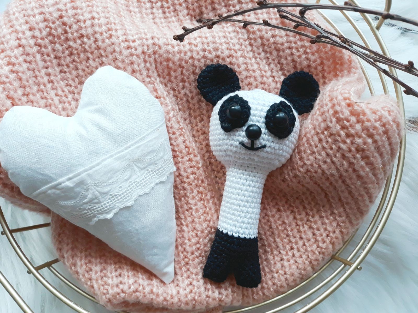 Blog-Inhaltsbild für 'Rassel Panda Paco, kostenlose Häkelanleitung'