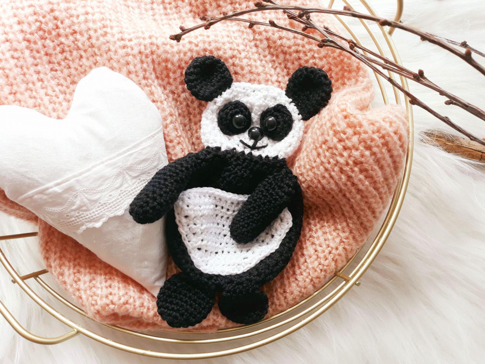 Blog-Inhaltsbild für 'Mini- Schmusetuch Panda Paco, kostenlose Häkelanleitung'