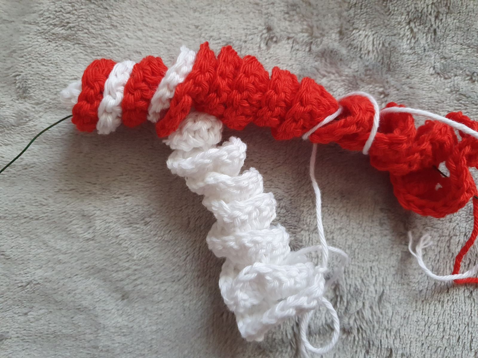 Blog-Inhaltsbild für 'Kostenlose Häkelanleitung – Candy Canes für deine Weihnachtsdeko'