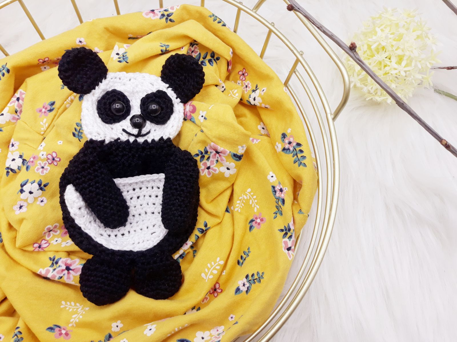 Blog-Inhaltsbild für 'Mini- Schmusetuch Panda Paco, kostenlose Häkelanleitung'