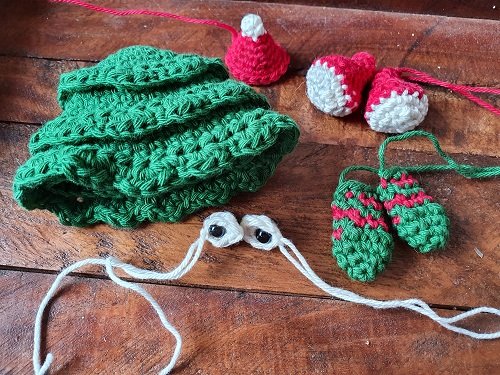 Blog-Inhaltsbild für 'Kostenlose Häkelanleitung für "Holy" den Tannenbaum Eierwärmer'