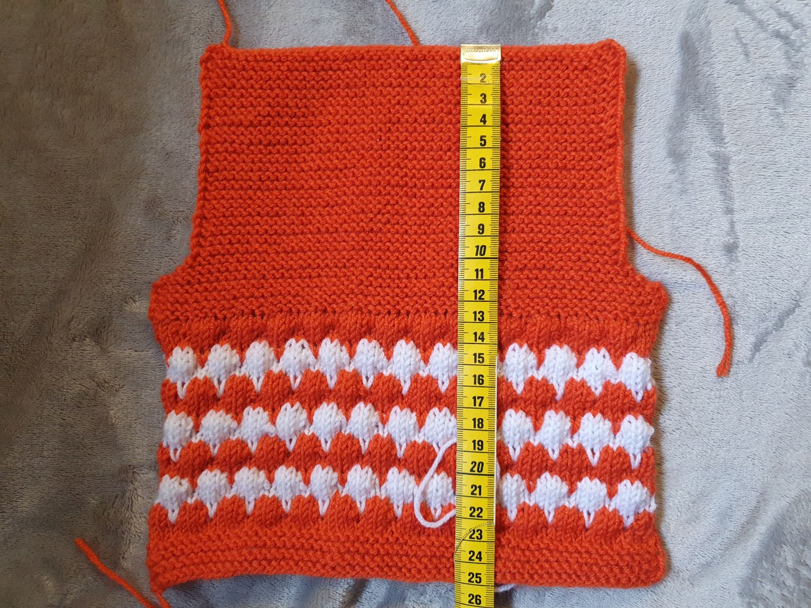 Blog-Inhaltsbild für 'Kostenlose Strickanleitung für eine Babyweste im Bubblemuster – Größe 56/62'