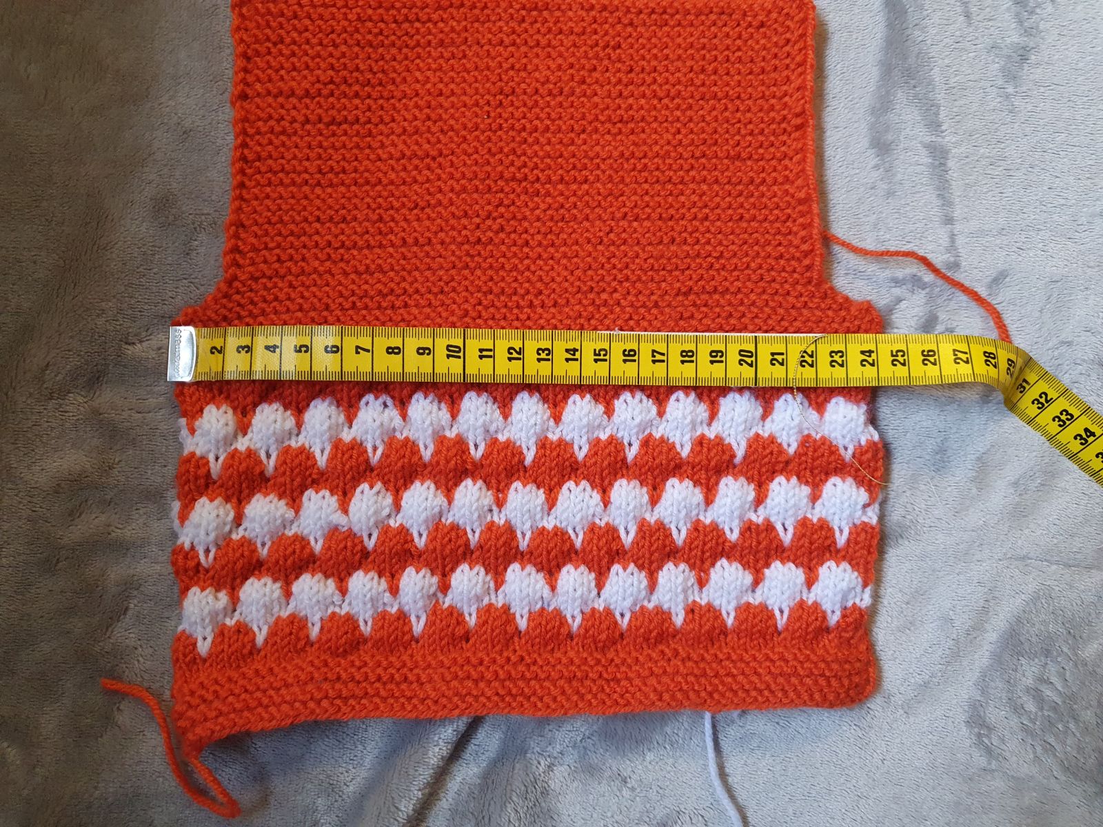 Blog-Inhaltsbild für 'Kostenlose Strickanleitung für eine Babyweste im Bubblemuster – Größe 56/62'