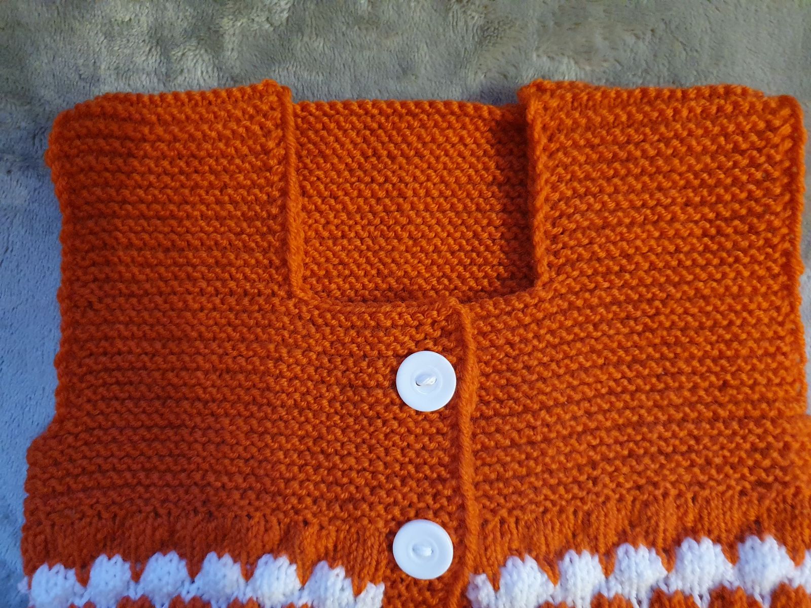 Blog-Inhaltsbild für 'Kostenlose Strickanleitung für eine Babyweste im Bubblemuster – Größe 56/62'