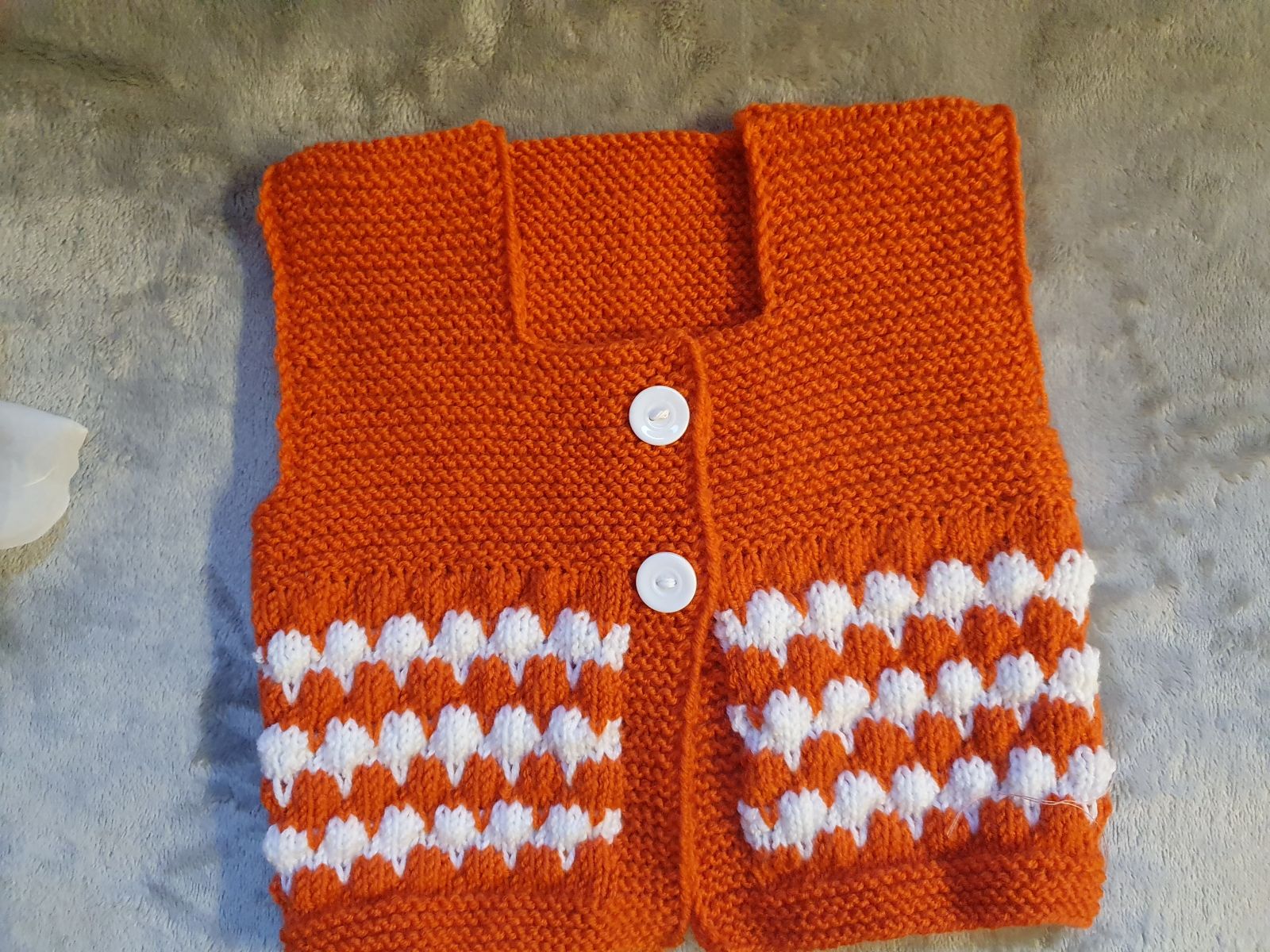 Blog-Inhaltsbild für 'Kostenlose Strickanleitung für eine Babyweste im Bubblemuster – Größe 56/62'
