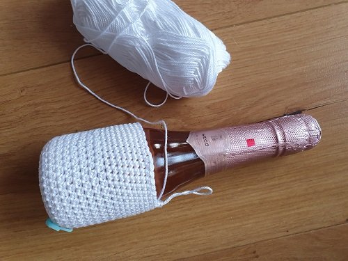 Blog-Inhaltsbild für 'Kostenlose Häkelanleitung Mini Sektflaschenanzug'