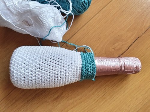 Blog-Inhaltsbild für 'Kostenlose Häkelanleitung Mini Sektflaschenanzug'