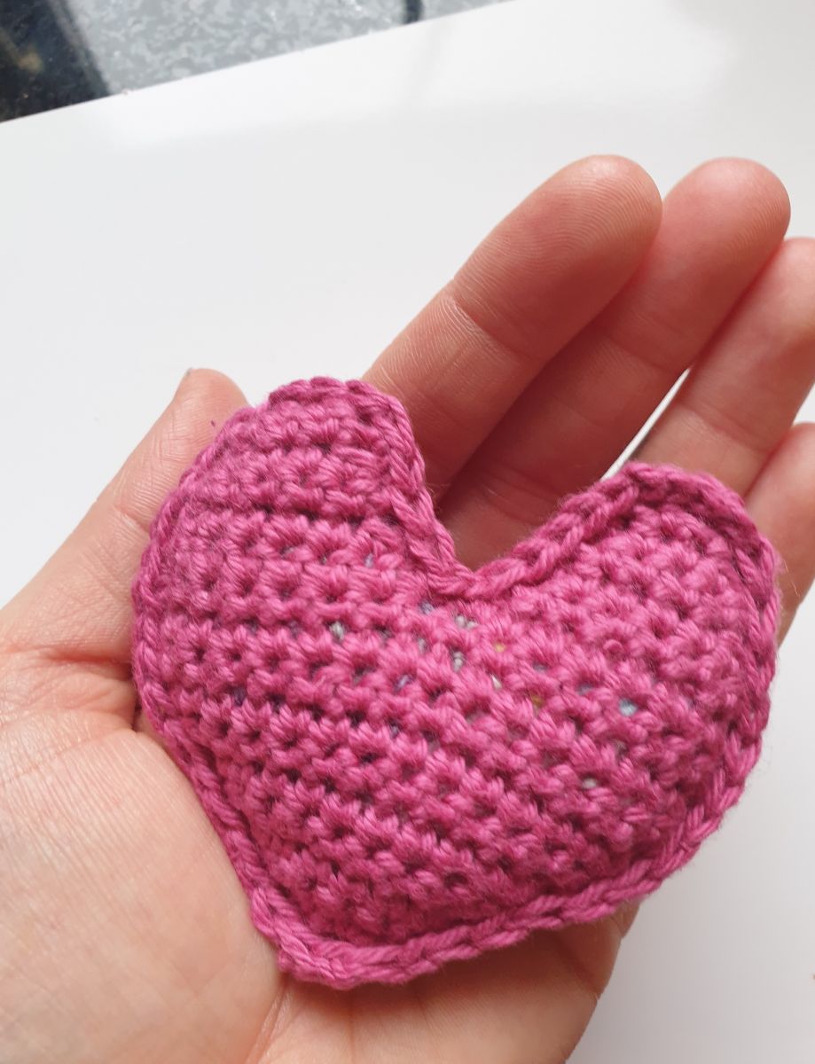 Blog-Inhaltsbild für 'Gratis Anleitung für ein Häkel Herz in 3 verschiedenen Größen.'