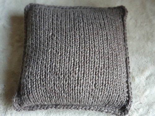 Blog-Inhaltsbild für 'Kostenlose Strickanleitung für eine Kissenhülle'