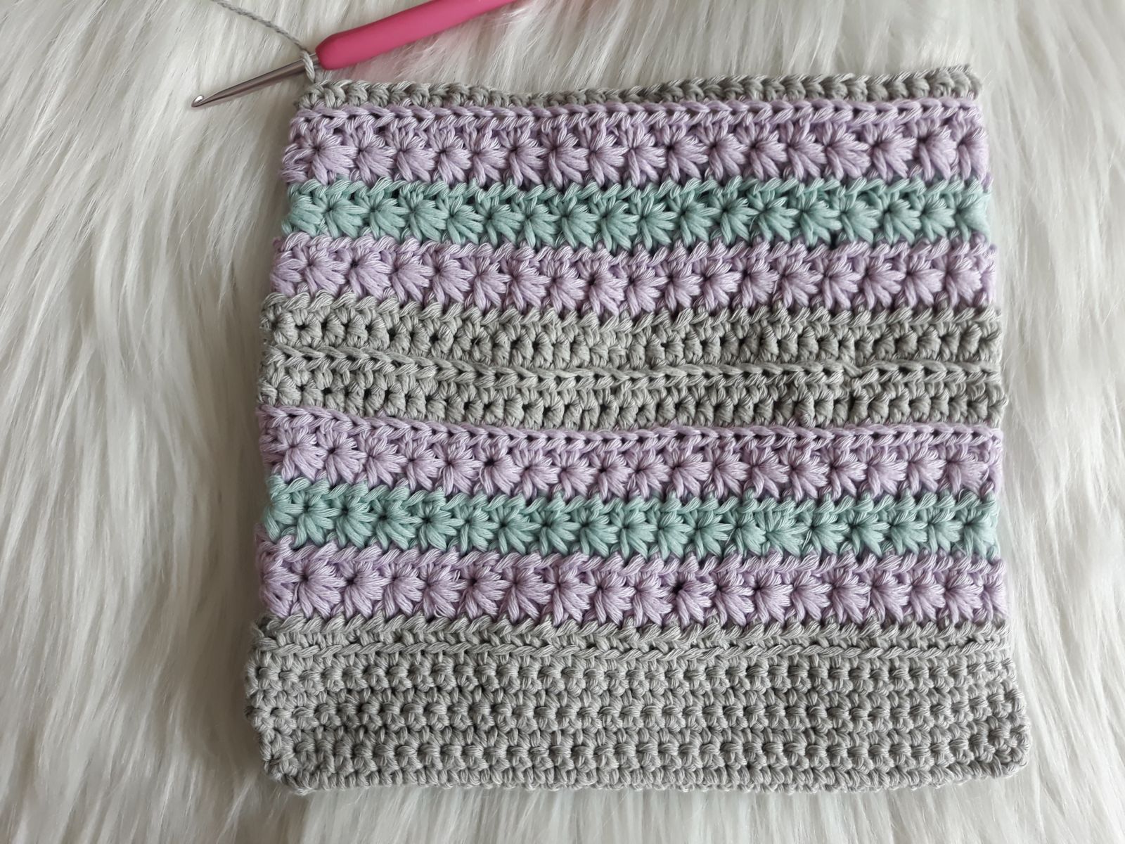 Blog-Inhaltsbild für 'Taschen- Set im Sternchenmuster, kostenlose Häkelanleitung'