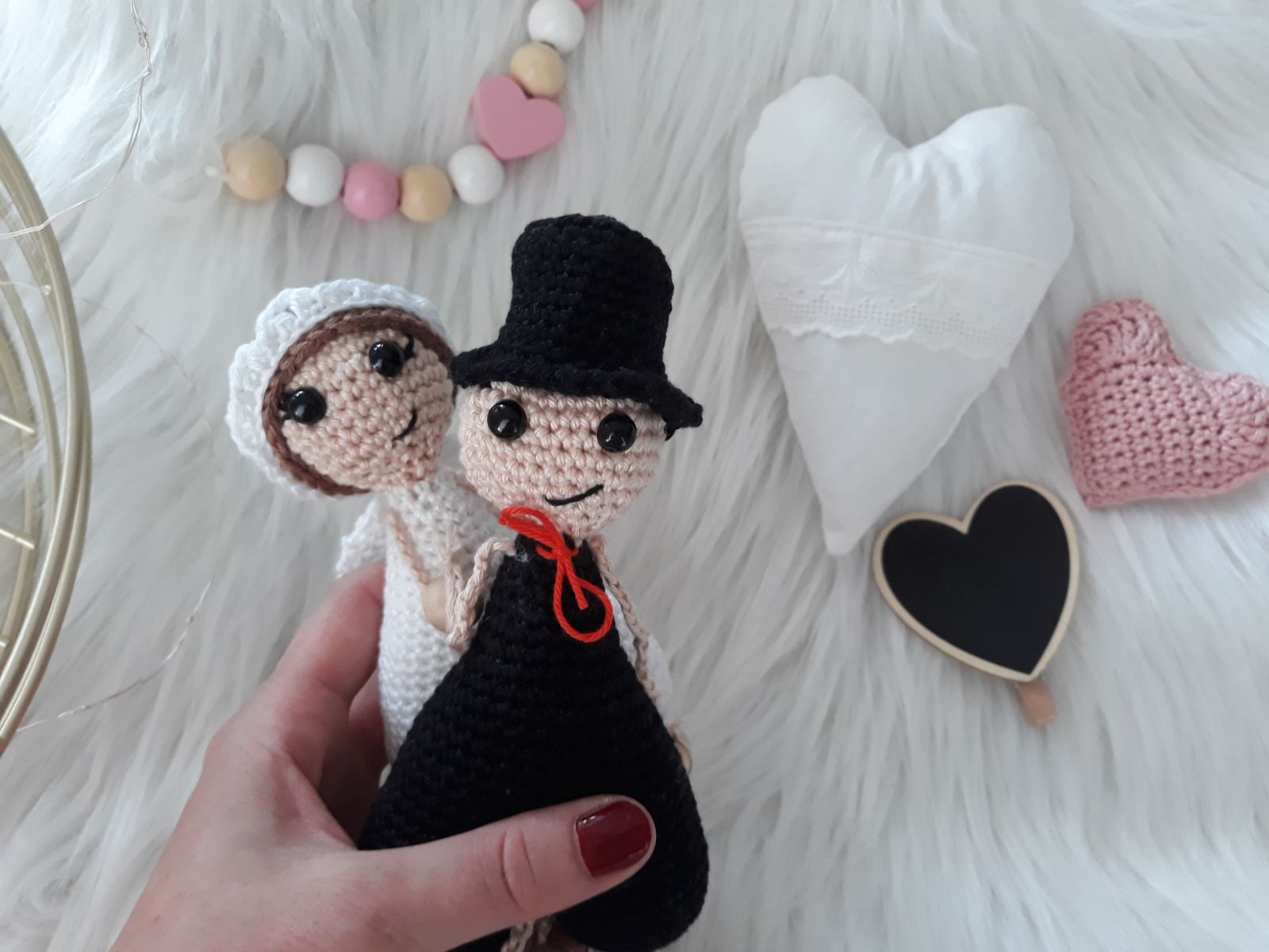 Blog-Inhaltsbild für 'Brautpaar mit Herz, kostenlose Häkelanleitung'