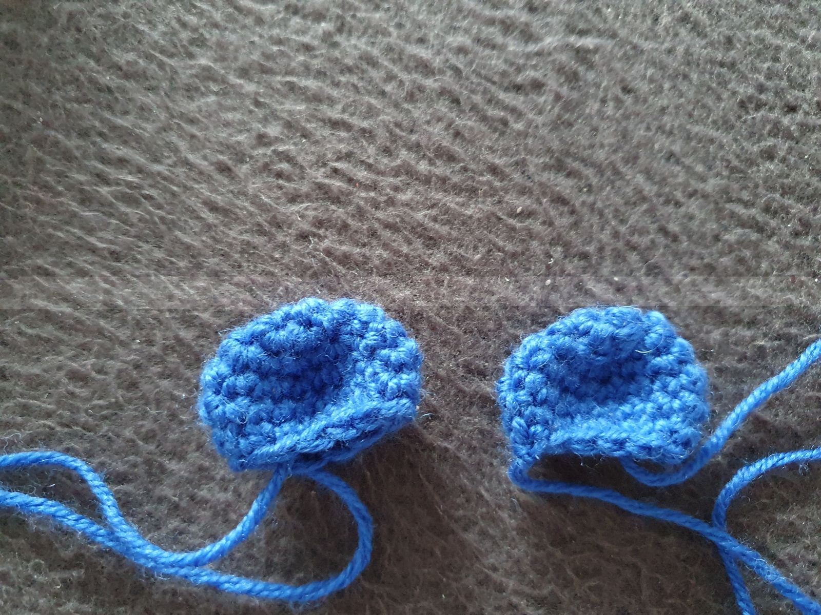 Blog-Inhaltsbild für 'Schnuffeltuch und Rassel im Regenbogenstil – kostenlose Häkelanleitung'