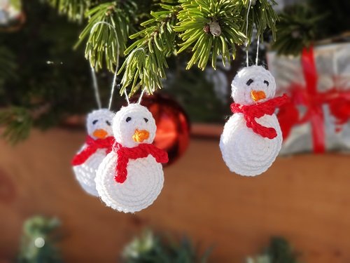 Blog-Inhaltsbild für 'Kostenlose Häkelanleitung für Schneemann-Anhänger'