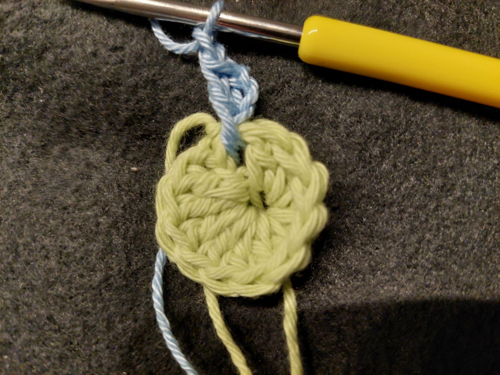 Blog-Inhaltsbild für 'Buntes Oster-Set häkeln: Körbchen und Untersetzer – kostenlose Anleitung'