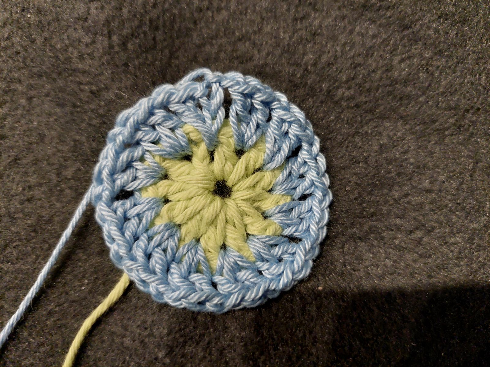 Blog-Inhaltsbild für 'Buntes Oster-Set häkeln: Körbchen und Untersetzer – kostenlose Anleitung'