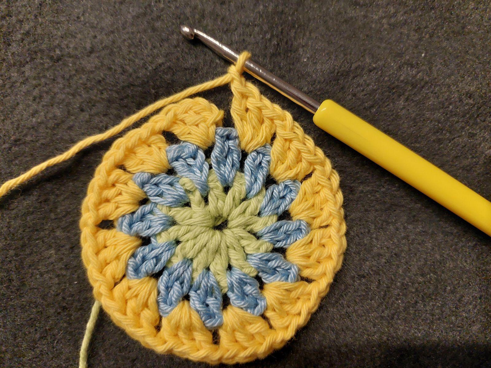 Blog-Inhaltsbild für 'Buntes Oster-Set häkeln: Körbchen und Untersetzer – kostenlose Anleitung'