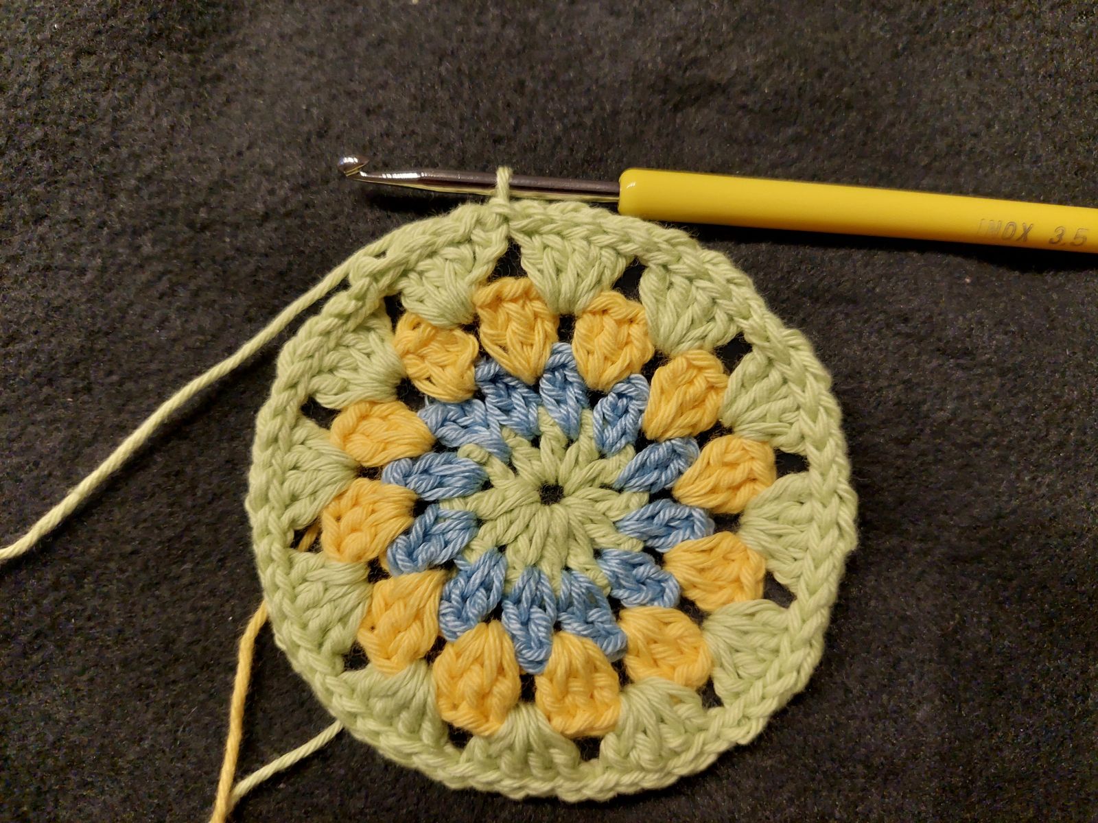 Blog-Inhaltsbild für 'Buntes Oster-Set häkeln: Körbchen und Untersetzer – kostenlose Anleitung'