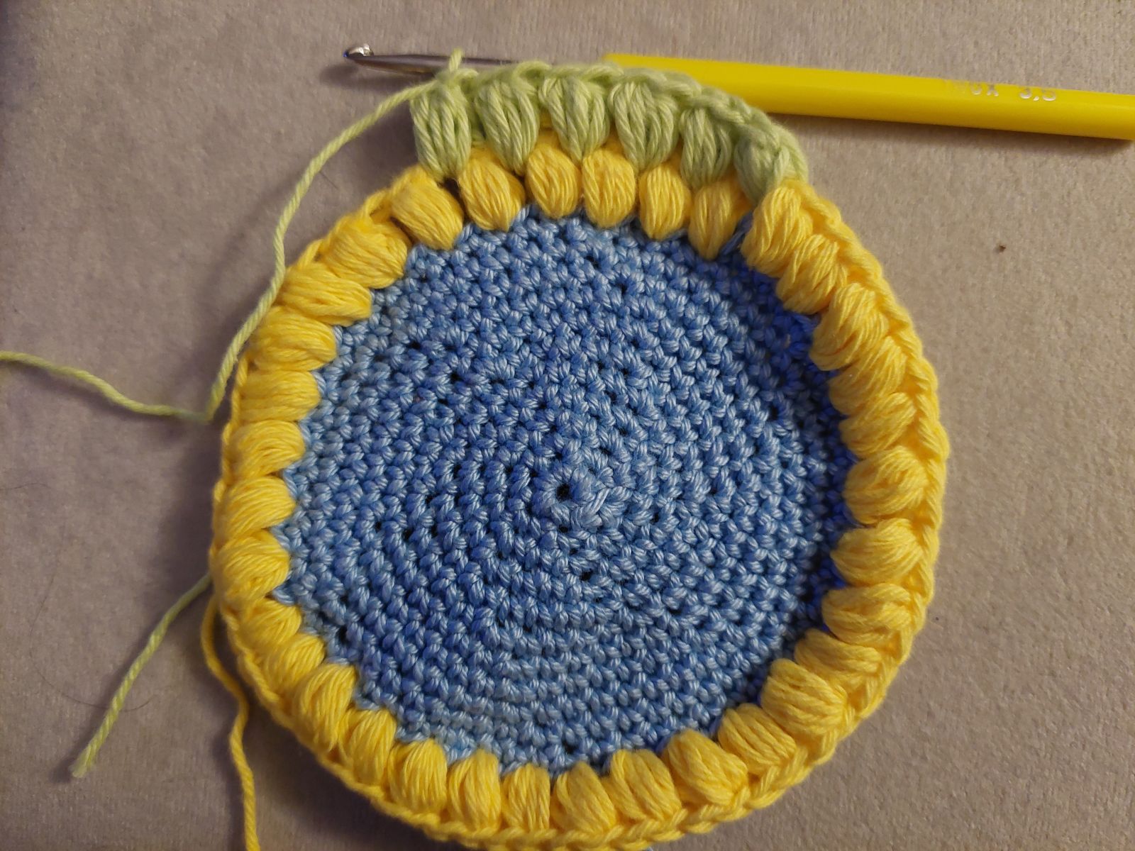 Blog-Inhaltsbild für 'Buntes Oster-Set häkeln: Körbchen und Untersetzer – kostenlose Anleitung'