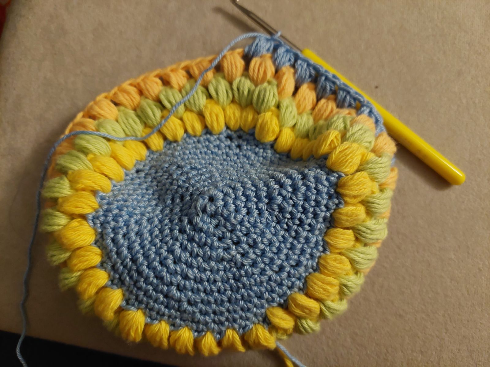 Blog-Inhaltsbild für 'Buntes Oster-Set häkeln: Körbchen und Untersetzer – kostenlose Anleitung'