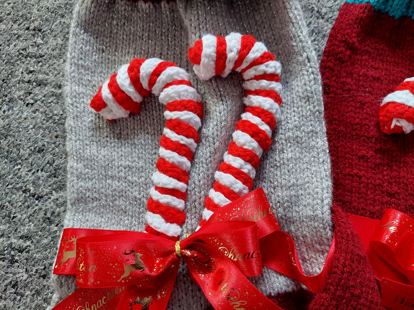 Blog-Inhaltsbild für 'Kostenlose Häkelanleitung – Candy Canes für deine Weihnachtsdeko'