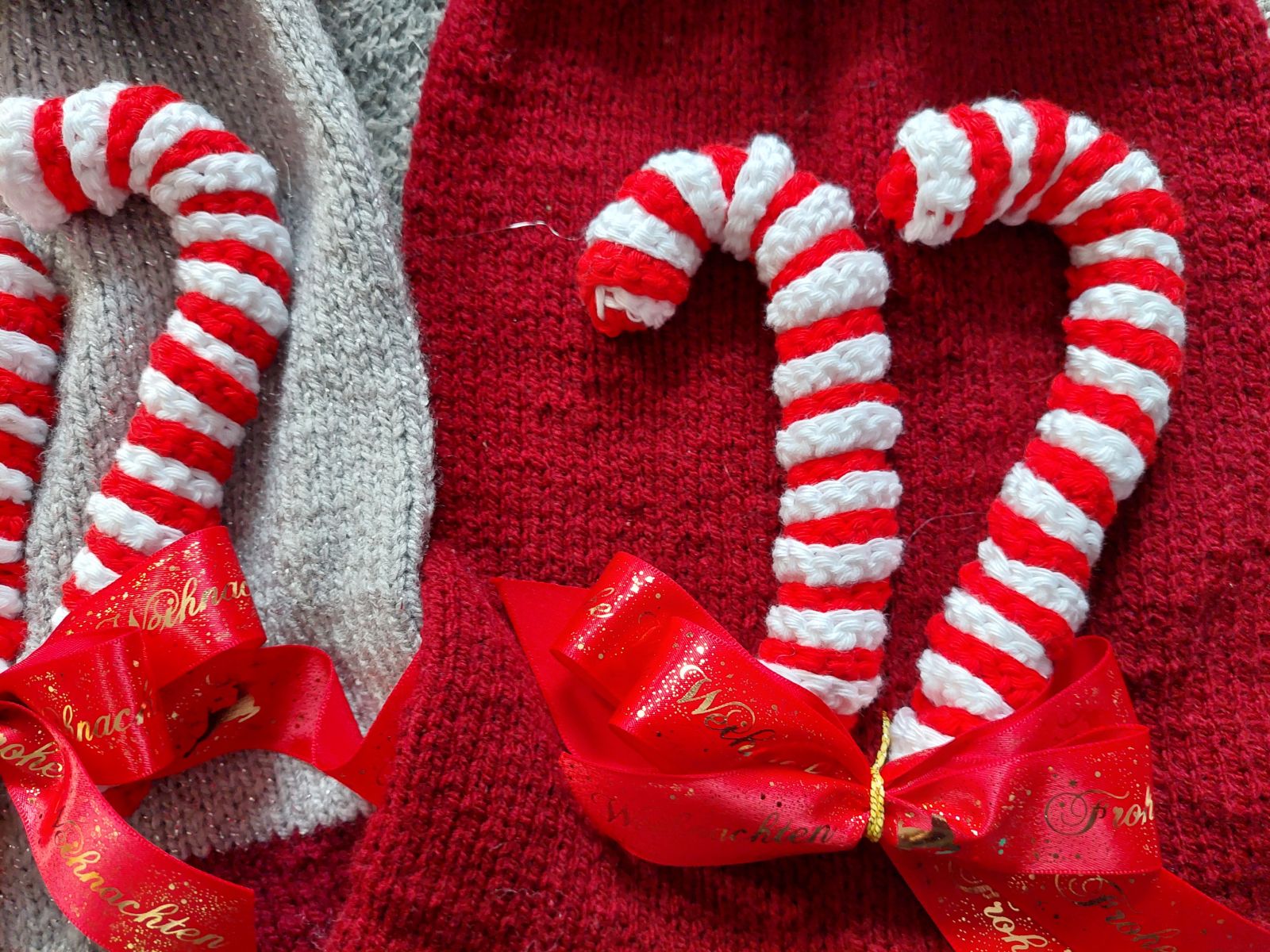 Blog-Inhaltsbild für 'Kostenlose Häkelanleitung – Candy Canes für deine Weihnachtsdeko'