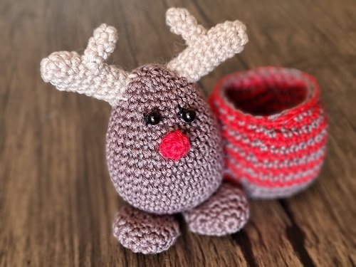 Blog-Inhaltsbild für 'Kostenlose Häkelanleitung Rentier mit Geschenkbeutel'