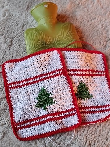 Blog-Inhaltsbild für 'Kostenlose Häkelanleitung für einen weihnachtlichen Wärmeflaschen Anzug'