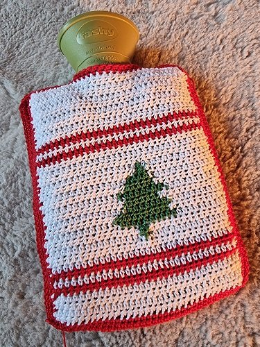 Blog-Inhaltsbild für 'Kostenlose Häkelanleitung für einen weihnachtlichen Wärmeflaschen Anzug'