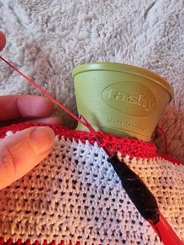 Blog-Inhaltsbild für 'Kostenlose Häkelanleitung für einen weihnachtlichen Wärmeflaschen Anzug'