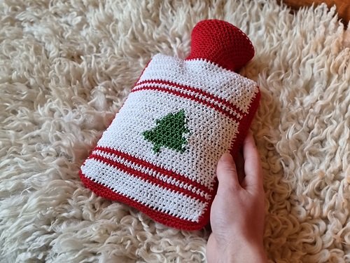 Blog-Inhaltsbild für 'Kostenlose Häkelanleitung für einen weihnachtlichen Wärmeflaschen Anzug'