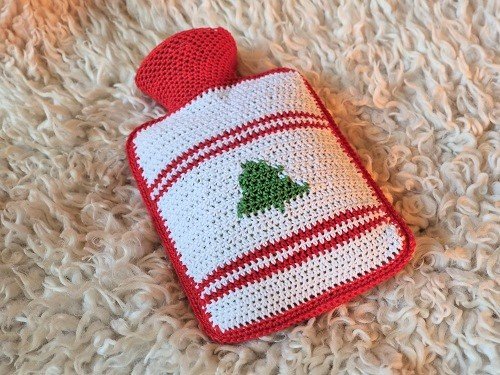 Blog-Inhaltsbild für 'Kostenlose Häkelanleitung für einen weihnachtlichen Wärmeflaschen Anzug'