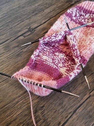 Blog-Inhaltsbild für 'Kostenlose Strickanleitung für Norwegersocken'