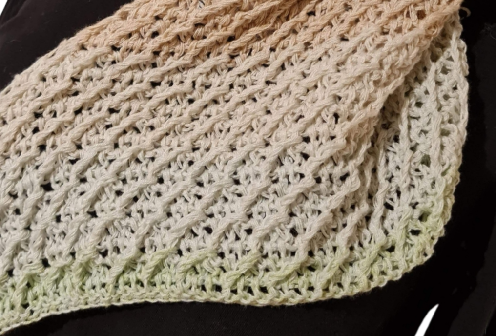 Blog-Inhaltsbild für 'kostenlose Häkelanleitung klassische Version Dreieckstuch Marilyn - raffiniert: je nach Machart ändert sich die Optik'