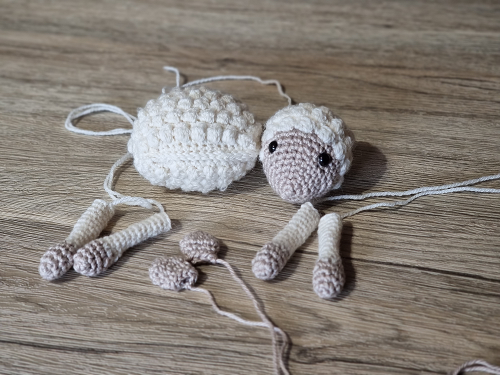 Blog-Inhaltsbild für 'Kostenlose Häkelanleitung Lämmchen "Flöckchen"'